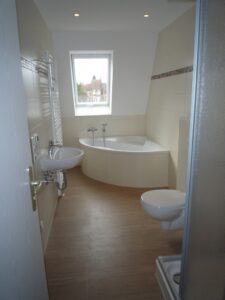 Robert-Koch-Str. 40, Wohnung 8 ~~~ Dachterrasse, Tageslichtbad mit Wanne und Dusche, Gäste-WC, Abstellraum, Keller - Photo 2