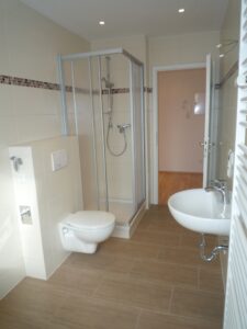 Robert-Koch-Str. 40, Wohnung 8 ~~~ Dachterrasse, Tageslichtbad mit Wanne und Dusche, Gäste-WC, Abstellraum, Keller - Photo 3
