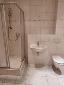 Schubertstr. 17, Wohnung 2 ~~~ Balkon, Bad mit Wanne und Dusche, Abstellraum im Treppenhaus - Photo 3