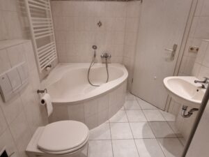 Freiheitsstr. 10, WE 07 ~~~ Balkon, Bad mit Eckbadewanne und Dusche, Keller - Photo 4