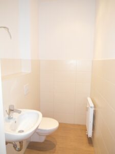 Alfred-Schlagk-Str. 10, Wohnung 4 ~~~ Balkon, Tageslichtbad mit Wanne und Dusche, Gäste-WC, Abstellraum - Photo 1