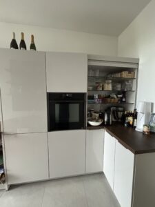 Schillerstr. 8, Wohnung 3 ~~~ Einbauküche kann von Vormieterin abgekauft werden, Parkettboden, Balkon, Tageslichtbad mit Wanne & Dusche, Gäste-WC, Abstellraum, Keller - Photo 3