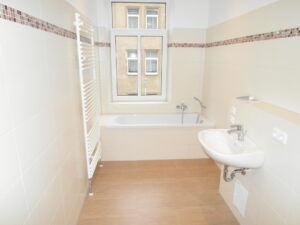 Rähnisstr. 35, Wohnung 4 ~~~ Einbauküche der Vormieter kann abgekauft werden, Balkon, Tageslichtbad mit Wanne und Dusche, Abstellraum, Keller - Foto 4