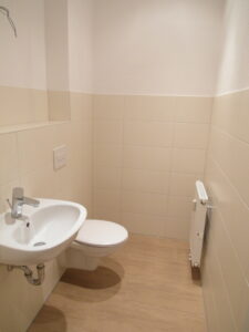 Alfred-Schlagk-Str. 10, Wohnung 4 ~~~ Balkon, Tageslichtbad mit Wanne und Dusche, Gäste-WC, Abstellraum - Photo 3