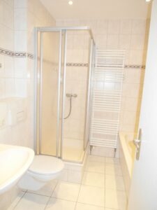 Max-Planck-Str. 73, Wohnung 1 ~~~ Balkon, Badezimmer mit Wanne und Dusche, Abstellraum im Treppenhaus - Photo 4
